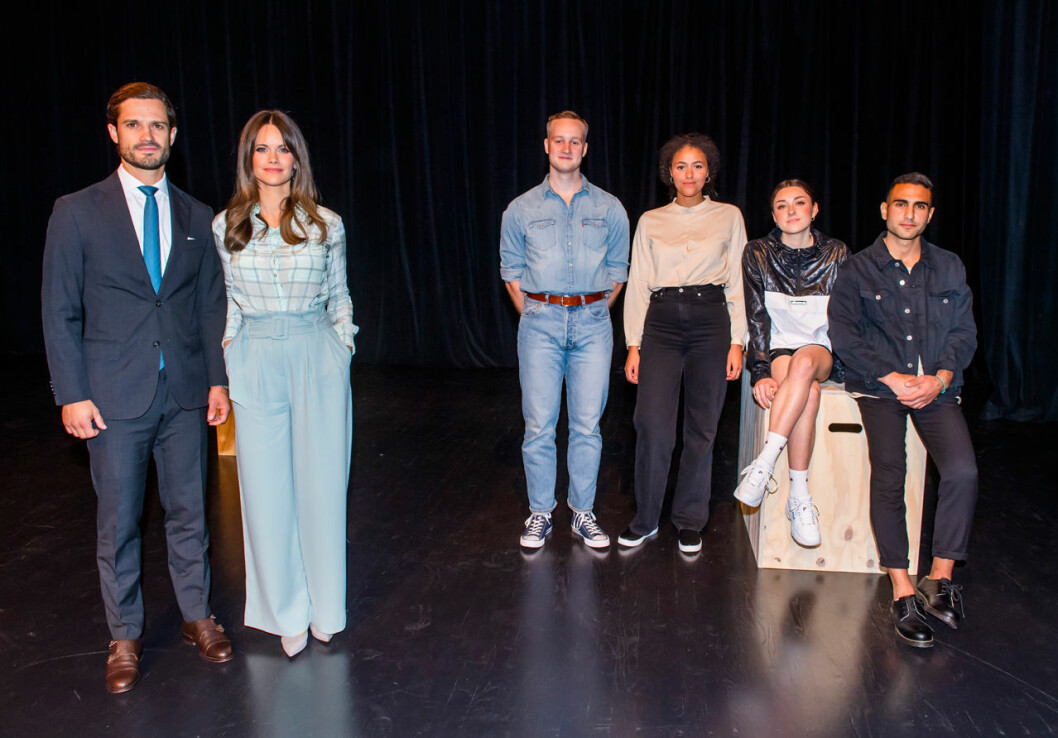 Sofia och Carl Philip med gänget från Teater Fryshuset, som kallar sina pjäser för vittnesmålsteater – de är alltid baserade på sanna historier. Prinsessan Sofia Prins Carl Philip Teater Fryshuset Kulturhuset Dyslexialand