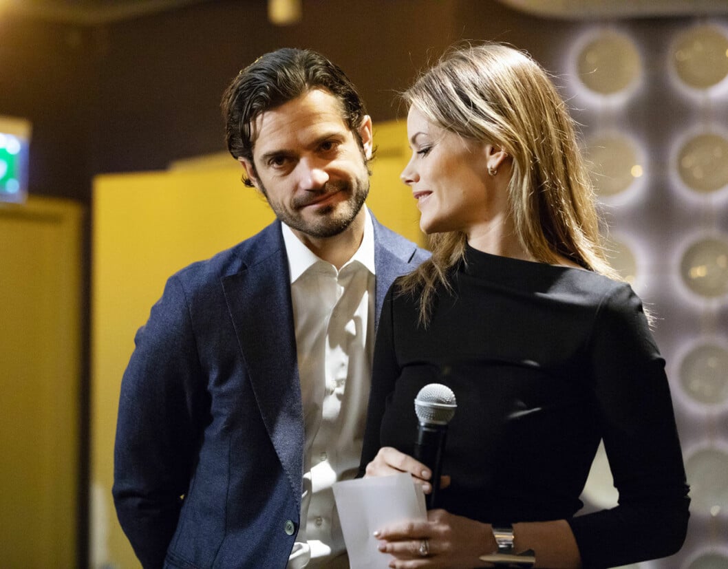 Prins Carl Philip och prinsessan Sofia jobbar på. Prins Carl Philip och prinsessan Sofia vid lanseringen av sin kampanj Nej till näthat.
