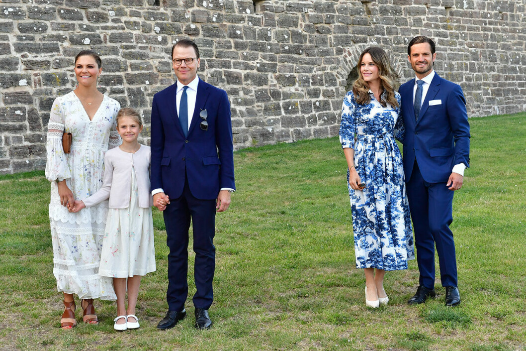 Sofia och Carl Philip tillsammans med kronprinsessan Victoria, prins Daniel och prinsessan Estelle under Victoriadagen. Sofia och Carl Philip tillsammans med kronprinsessan Victoria, prins Daniel och prinsessan Estelle under Victoriadagen.