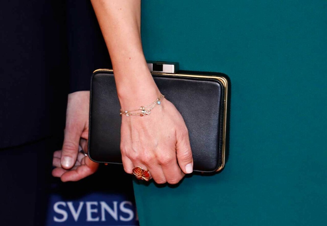 Sofia med clutch från prisbelönta Susan Szatmary. Sofias clutch från Susan Szatmary