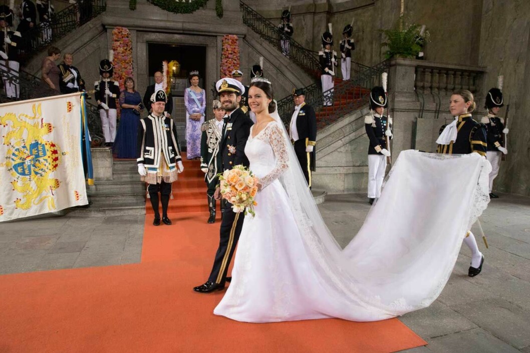 Prinsessan Sofia i klänning designad av svenska Ida Sjöstedt. Sofias brudbukett