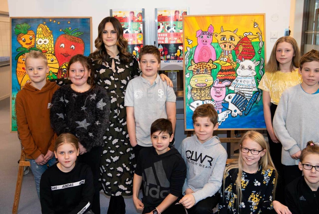 Självklart blev det gruppfoto. Prinsessan Sofia träffar eleverna på Älvdalsskolan.