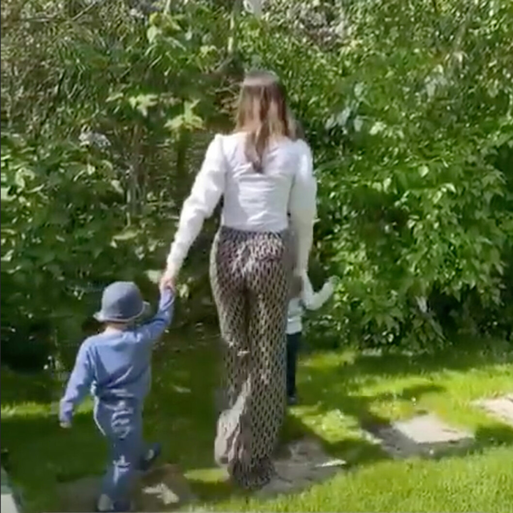 Prins Gabriel i blå solhatt.