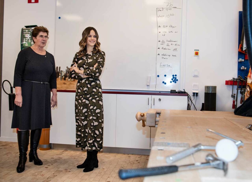 Sofia i klänning från Hugo Boss och boots från Zara. Credit: The Royals and I. Prinsessan Sofia