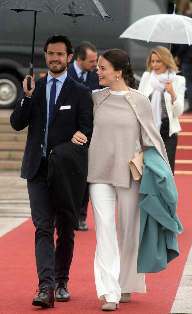 Sofia i poncho från Stenströms och byxor i vitt från <a target="_blank" href="https://apprl.com/al/5n8M/">Marville Road</a>.