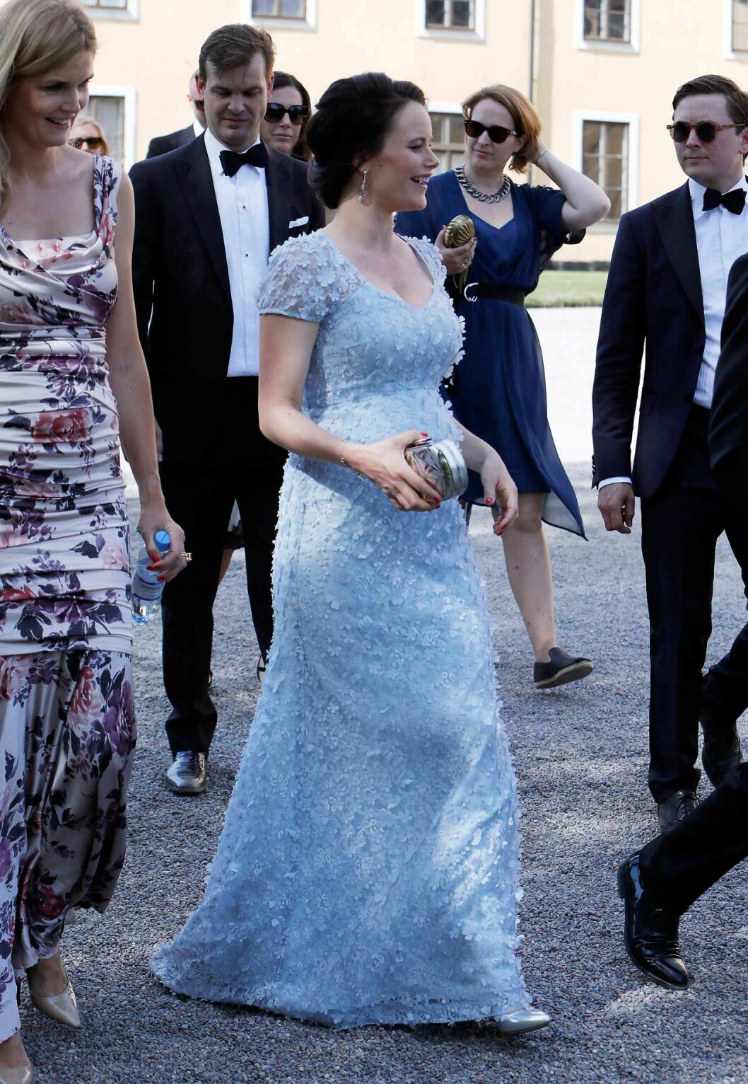 Sofia i duvblå klänning från Ida Sjöstedt. Prinsessan Sofia