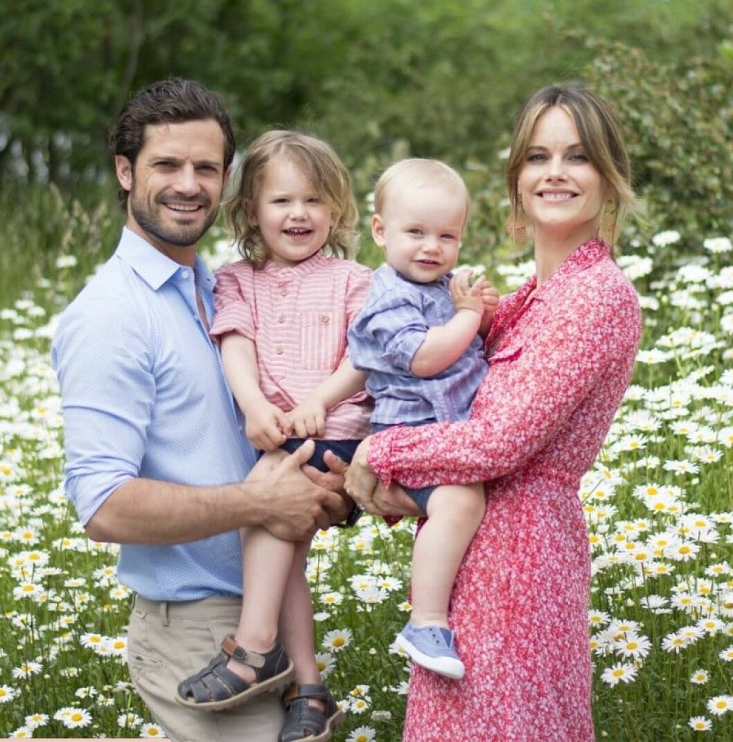 Carl Philip och Sofia visar gärna upp sönerna men de är också måna om att kungaparet och Victoria och Daniel ska stå för den största kommunikationen med svenska folket. Sofia, Carl Philip, Alexander, Gabriel
