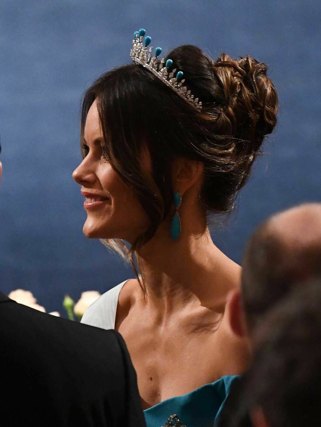 Prinsessan Sofia i sin privata tiara, men nu toppad med turkoser. Och i öronen har hon ett par örhängen i exakt samma nyans. Prinsessan Sofia i sin privata tiara, men nu toppad med turkoser. Och i öronen har hon ett par örhängen i exakt samma nyans.