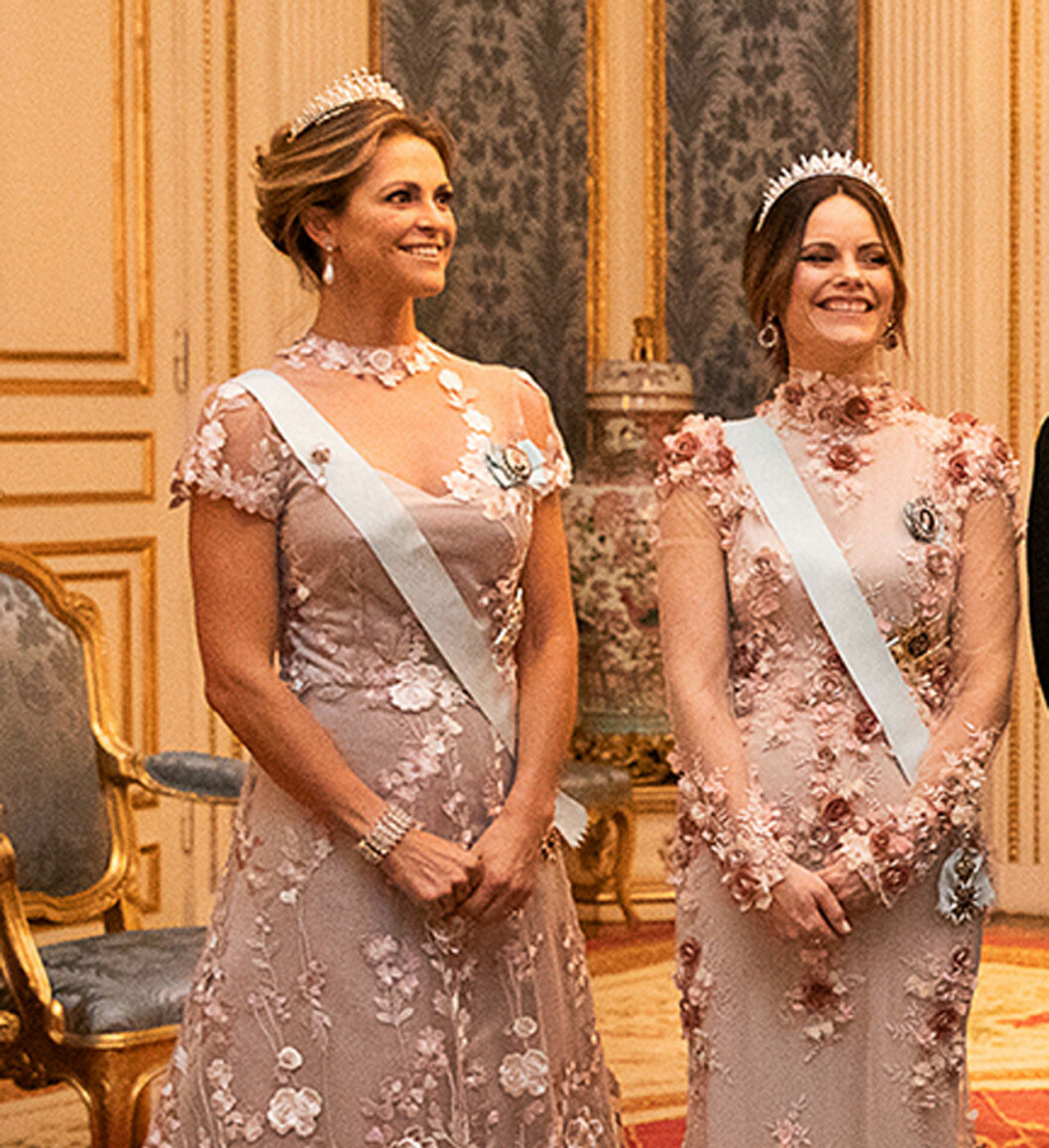 Två riktigt smarta prinsessor. Prinsessan Madeleine och prinsessan Sofia före Nobelmiddagen 2019 på slottet.