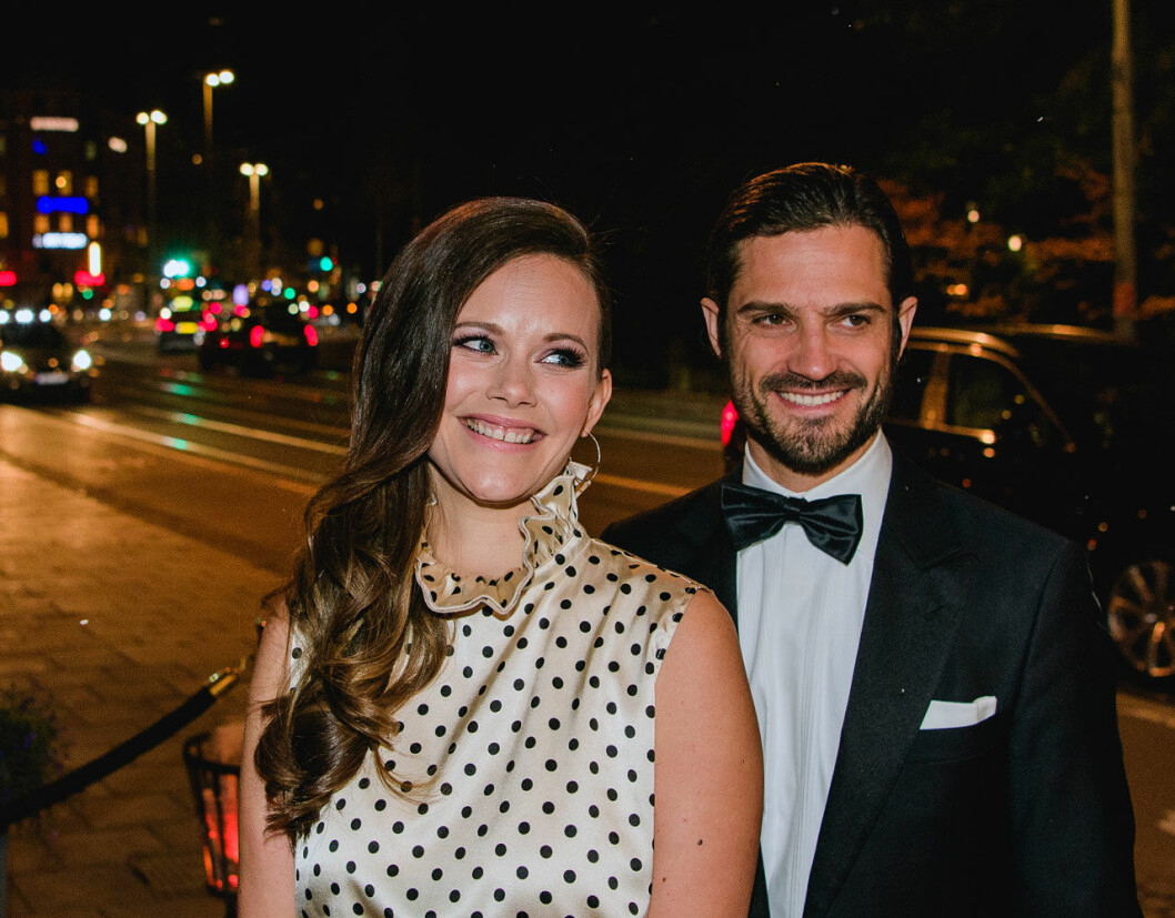 Sofia och Carl Philip på smokingkalas i Stockholm. Prinsessan Sofia och prins Carl Philip i Stockholmsnatten.