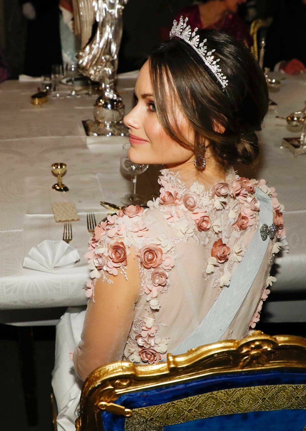 Prinsessan Sofia var härligt vårblommig. Och den här kvällen hade hon skruvat av tiara-turkoserna vi såg på Nobelfesten. I öronen dinglade familjens Bernadottes berömda ametister, ett par riktiga släktklenoder.