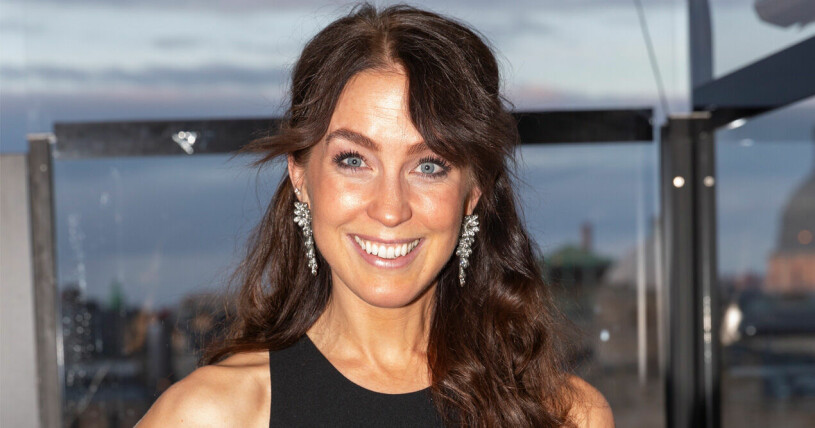 Sofia Ståhl fanns på plats vid Tareq Taylors lansering av sitt vin. Här visade paret upp sin kärlek för första gången. Foto: Johan Jeppsson/TT Sofia Ståhl på Tareq Taylors lansering av Tareq Riesling