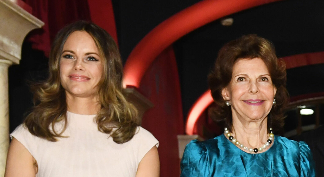 Sofia och Silvia, inte helt överens om tryggheten när Carl Philip och Sofia besöker kåkstäderna. Prinsessan Sofia och drottning Silvia