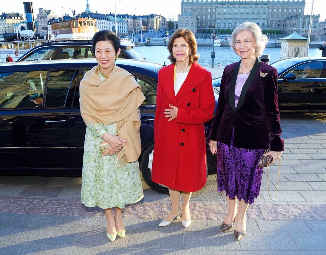 Drottning Silvia och hennes gäster utanför Nationalmuseum. Drottning Silvia, drottning Sofia av Spanien och prinsessan Takamodo av Japan var hedersgäster vid Dementia Forum X festliga middag på Nationalmuseum i Stockholm.