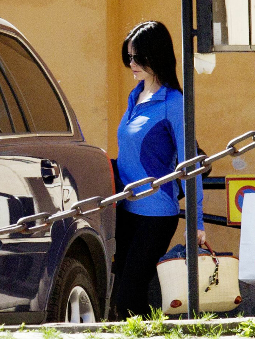 Bildbeviset: Sofia utanför prins Carl Philips dåvarande hus. Sofia Hellqvist nu prinsessan Sofia utanför Slottsbacken 2
