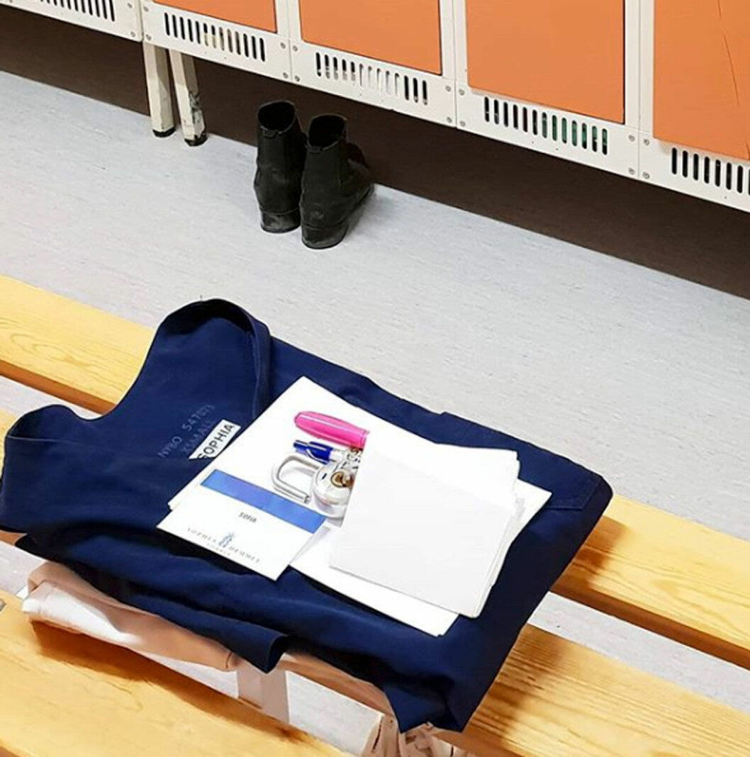Namnskylten, låset till skåpet och uniformen: Detta var vad som mötte prinsessan Sofia när hon kom till nya jobbet. Prinsessan Sofia jobbar på Sophiahemmet som volontär.