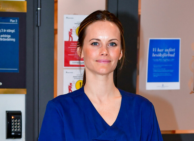 Prinsessan Sofia, volontär på en av Sophiahemmets vårdavdelningar, i sin jobbuniform: Den blå bussarongen. Prinsessan Sofia Sophiahemmet volontär