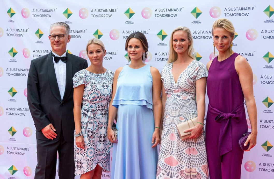 Prinsessan Sofia tillsammans med Bo Nilsson som är vd för Gränslösa möten, Sofie Hyllén från Project Playground i Sydafrika, väninnan Frida Vesterberg, medgrundare till Project Playground, och Susanna Johansen, tillförordnad generalsekreterare för Project Playground.