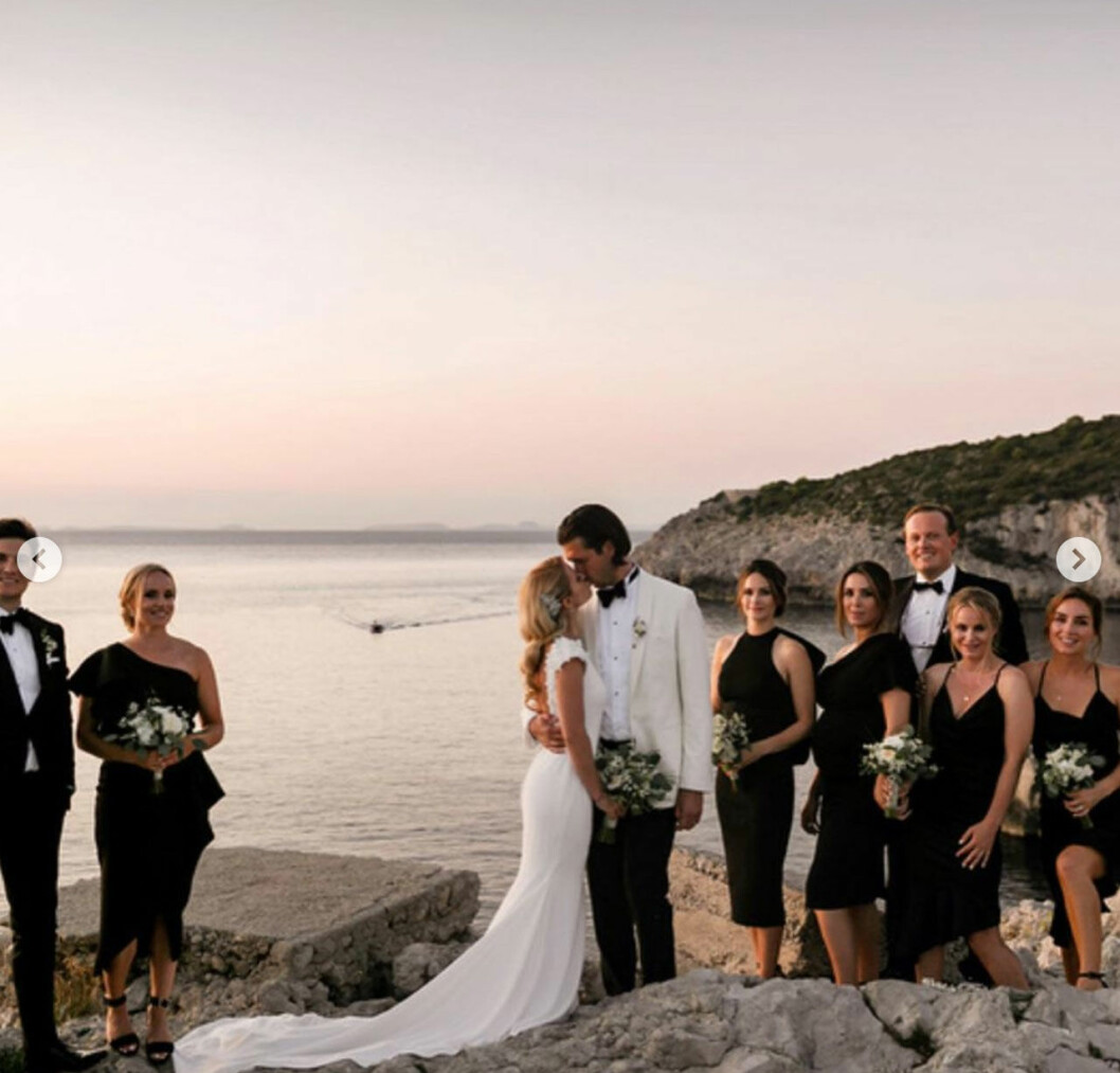 Bruden Carolina Pihl med sin nyblivne man Gunnar Eliassen. Prinsessan Sofia står närmast brudbummen till höger. Prinsessan Sofia på vännerna Carolina Pihls och Gunnar Eliassens bröllop på Capri.