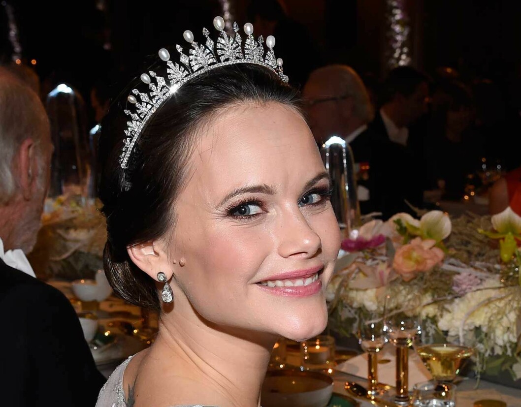 På Nobelfesten 2017 såg vi prinsessan Sofia i bröllopsdiademet igen men med pärlor på briljantspetsarna