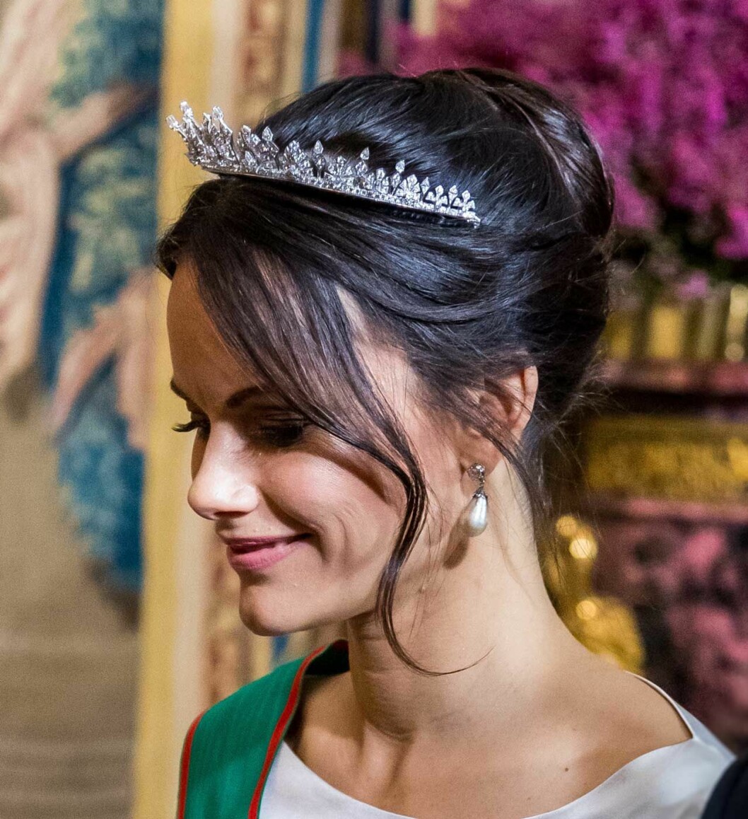 En tiara med många utseenden. Prinsessan Sofias tiara kan varieras, ibland bär hon den utan smaragderna, som här