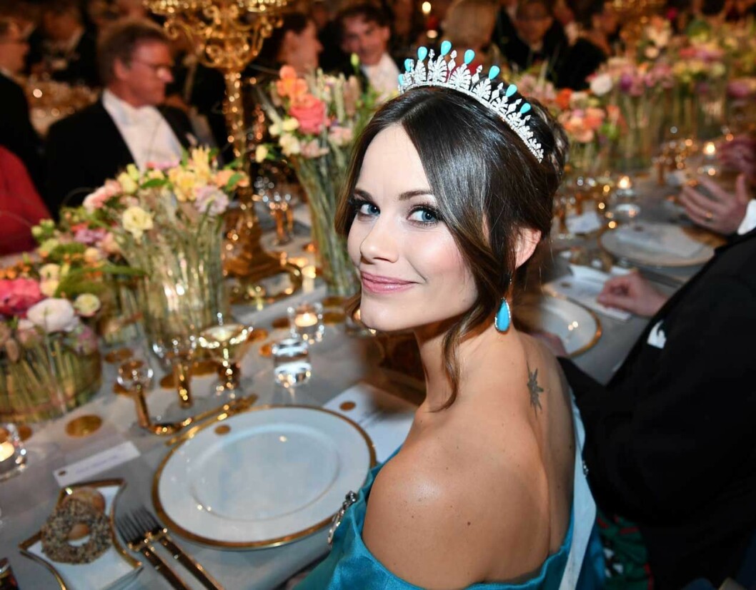 Prinsessan Sofia i en klänning som visar ryggtatueringen på Nobel 2019.