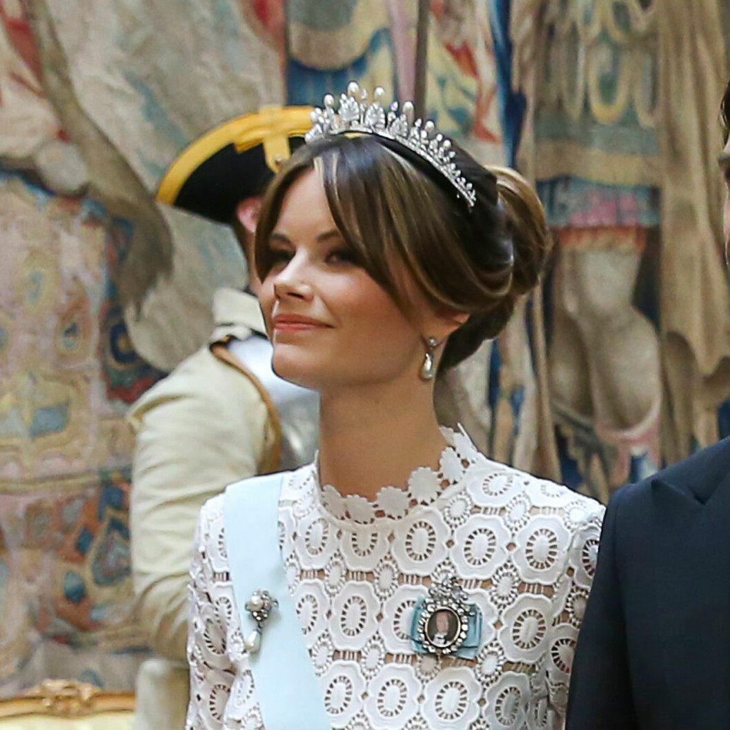 Prinsessan Sofia i tiara vid galamiddagen på slottet.