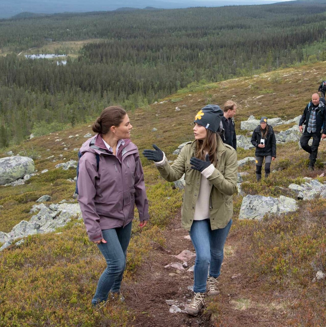 Över stock och sten, förbi världens äldsta träd och Sveriges högsta vattenfall. Victoria i sin lavendelfärgade skaljacka, Sofia med nerdragen luva. Kronprinsessan Victoria och prinsessan Sofia vandrar över Fulufjället i Dalarna.
