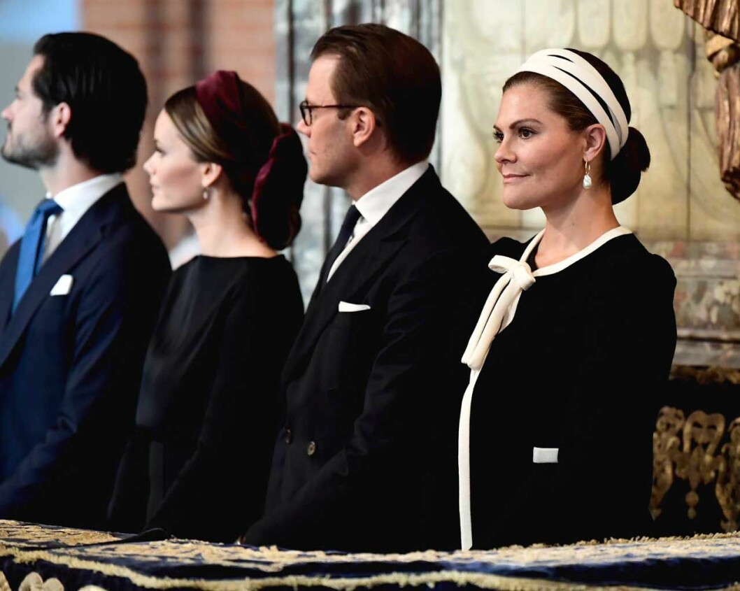 Victoria i örhängen från Cravingfor. Victoria 2019