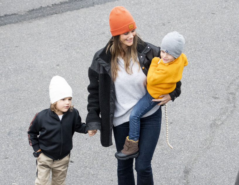 Prinsessan Sofia hållandes Alexander i handen och Gabriel i famnen .