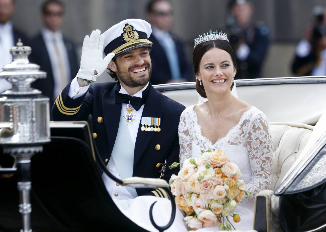 Prinsessan Sofia och prins Carl Philip åker vagn efter deras bröllop