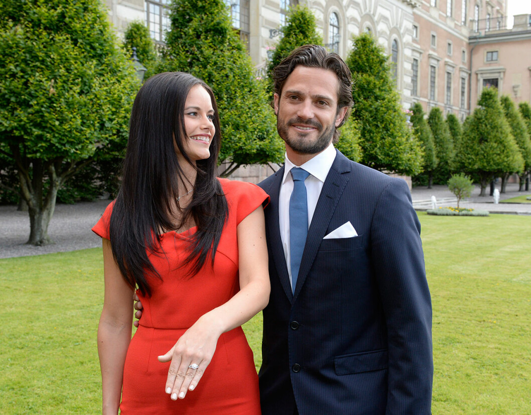 När Carl Philip och Sofia avslöjade sin förlovning, år 2014, kom de direkt ifrån det hemliga gömstället, eller “kärleksnästet” som medierna kallade det. carl philip sofia förlovning 2014