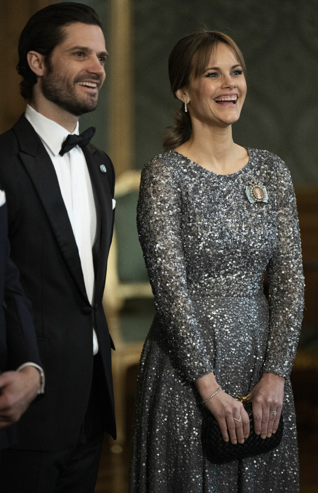 Prins Carl Philip och prinsessan Sofia ler på Sverigemiddag på Slottet