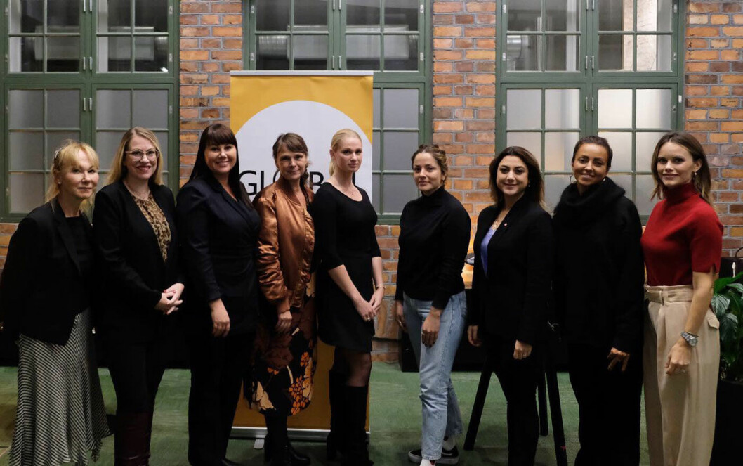 Här är gänget som var med vid Sofianätverkets möte i onsdags: Sofia Breitholtz (Project Playground), Tove Ahlström (vd tankesmedjan Global Utmaning), Anna Svahn (vd Cyg Cap), Victoria Escobar (Changers Hub), Aylin Fazelian (riksdagsledamot för Socialdemokraterna), Minéa Frykman (Stiftelsen Höj Rösten) samt prinsessan Sofia. Medlemmarna i Sofianätverket: Sofia Breitholtz (Project Playground), Tove Ahlström (vd tankesmedjan Global Utmaning), Anna Svahn (vd Cyg Cap), Victoria Escobar (Changers Hub), Aylin Fazelian (riksdagsledamot för Socialdemokraterna), Minéa Frykman (Stiftelsen Höj Rösten) samt prinsessan Sofia.