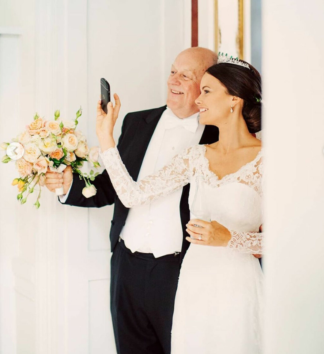 Sofia tar en selfie med pappa Erik Hellqvist. Prinsessan Sofias privata bröllopsbilder: En selfie med pappa Erik Hellqvist.