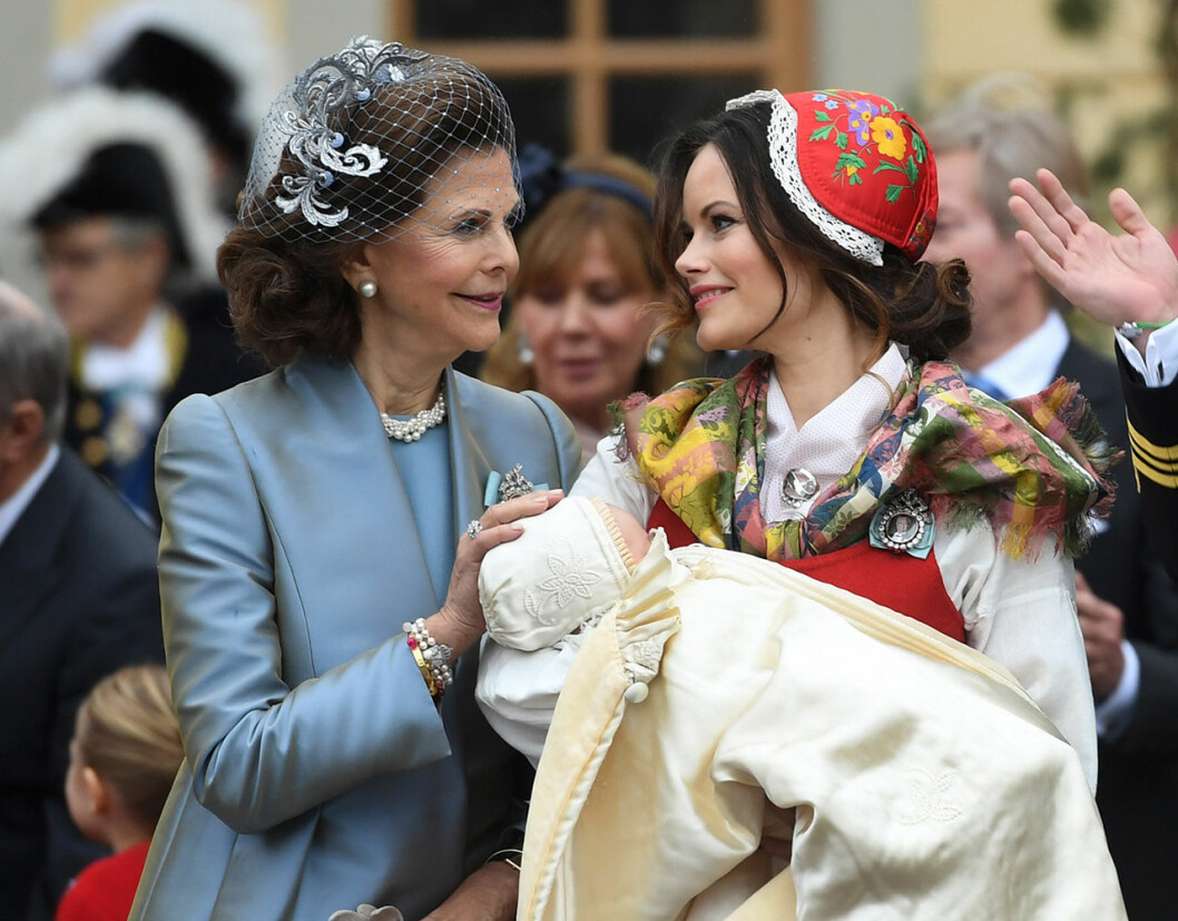 Silvia och Sofia på prins Gabriels dop. Visste du förresten att de är exakt lika långa? 1.65 båda två! prinsessan sofia drottning siliva