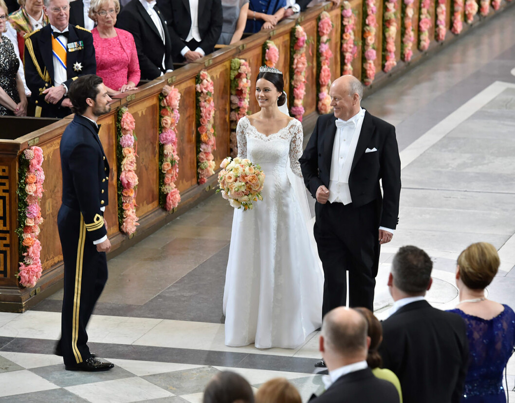 Sofia tar en selfie med pappa Erik Hellqvist på bröllopsdagen.Visst kan man se hur stolt Erik är över sin dotter? Han hade en viktig uppgift den här dagen eftersom han skulle överlämna Sofia till Carl Philip framme vid Altaret.<p></p><p><span class="o-shortcode"></span></p><figure id="attachment_330757" aria-describedby="caption-attachment-330757" class="wp-caption alignnone"><img class="size-medium wp-image-330757" src="https://files.svenskdam.se/uploads/2020/06/sofiatt-700x547.jpg" alt="prinsessan sofia erik hellqvist" width="700" height="547" srcset="https://files.svenskdam.se/uploads/2020/06/sofiatt-700x547.jpg 700w, https://files.svenskdam.se/uploads/2020/06/sofiatt-200x156.jpg 200w, https://files.svenskdam.se/uploads/2020/06/sofiatt.jpg 1280w" sizes="(max-width: 700px) 100vw, 700px"><figcaption id="caption-attachment-330757" class="wp-caption-text">Erik Hellqvist med brudparet.</figcaption></figure><p></p><p></p><p>Foto: TT</p><p></p><p></p> prinsessan sofia erik hellqvist