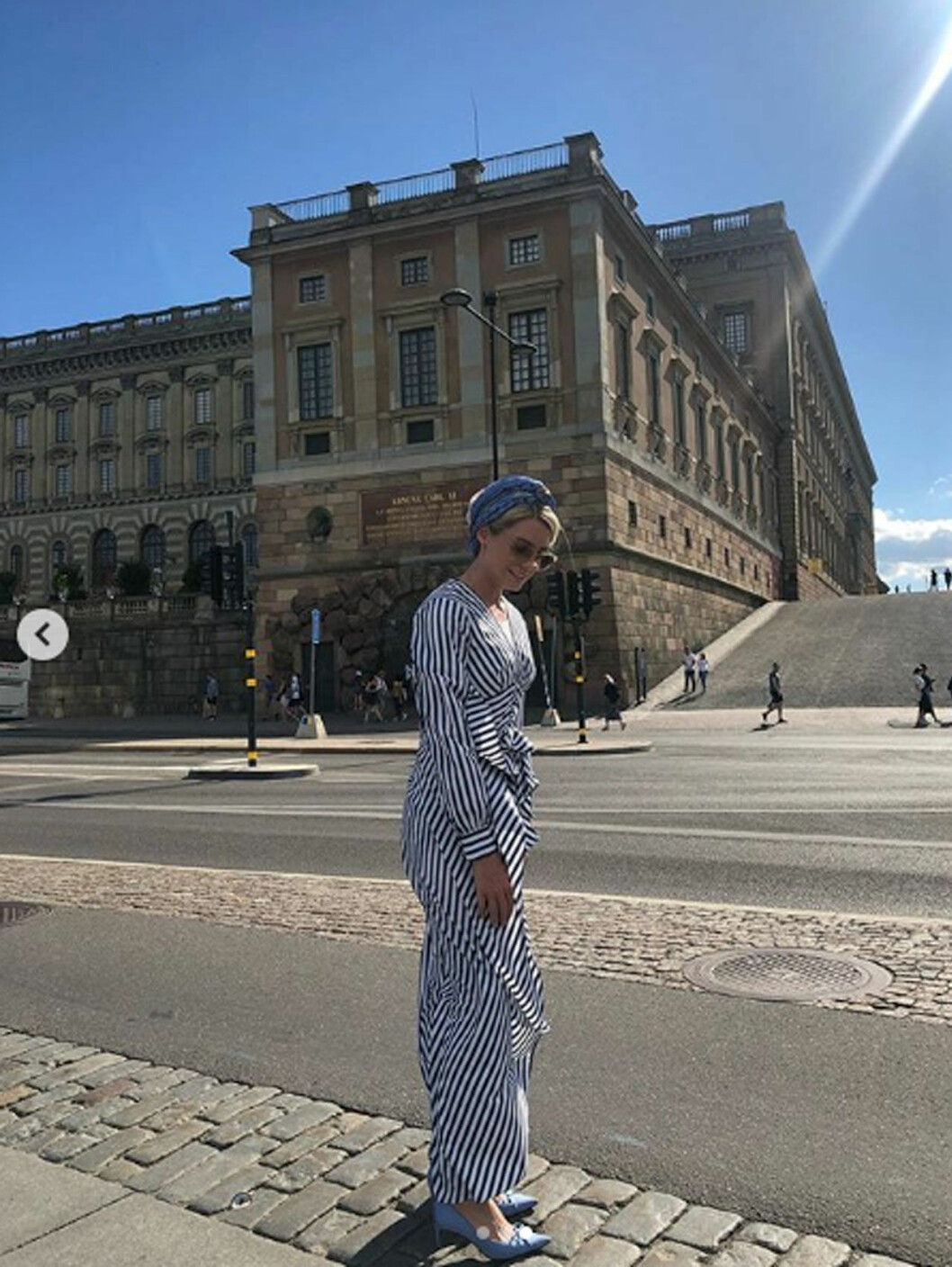 Prinsessan Sofie Louise på Skeppsbron, nedanför Stockholms slott. Prinsessan Sofia Louise av Malaysia (född Johansson) på semester i Stockholm, hon står framför Kungliga slottet.