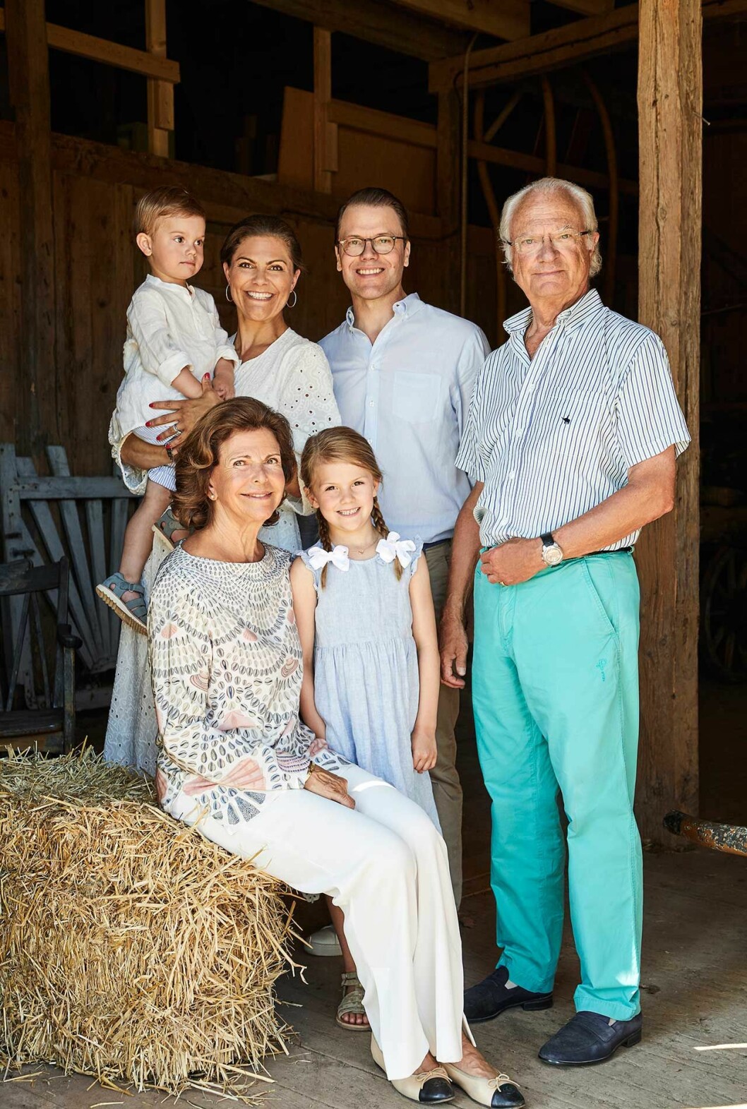 Estelle får träffa mormor och morfar i sommar – i alla fall utomhus. Familjens sommarfotografering på Solliden.