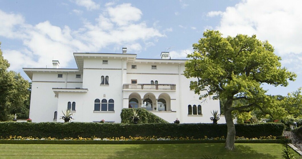 Det var kungens farfarsmor drottning Victoria som lät bygga slottet. Det stod klart 1906. Kungafamiljens sommarslott Solliden på Öland.