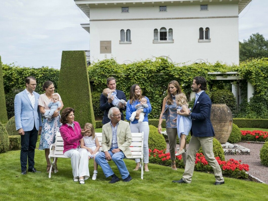 Kungafamiljen samlad i Italienska trädgården på Solliden, sommaren 2016. Kungafamiljen samlad i trädgården framför Sollidens slott.
