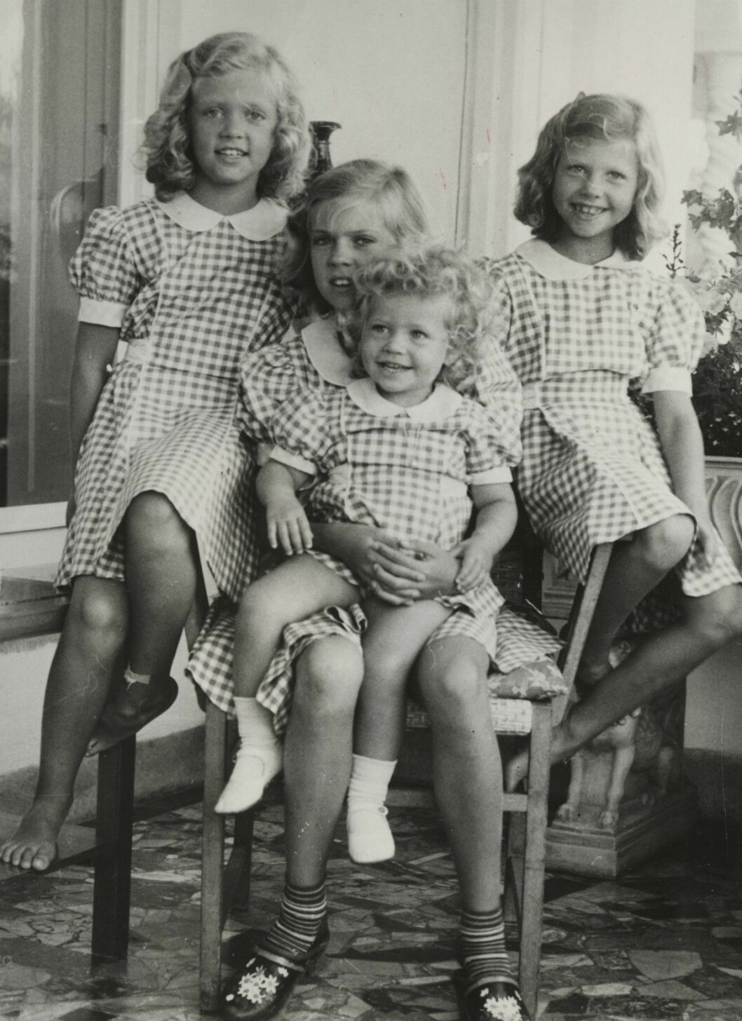 Hagasessorna på sommarlov: Birgitta, Margaretha, Christina och Désirée. Hagasessorna Birgitta, Margaretha, Christina och Désirée på Sollidens veranda en sommar på 1940-talet.