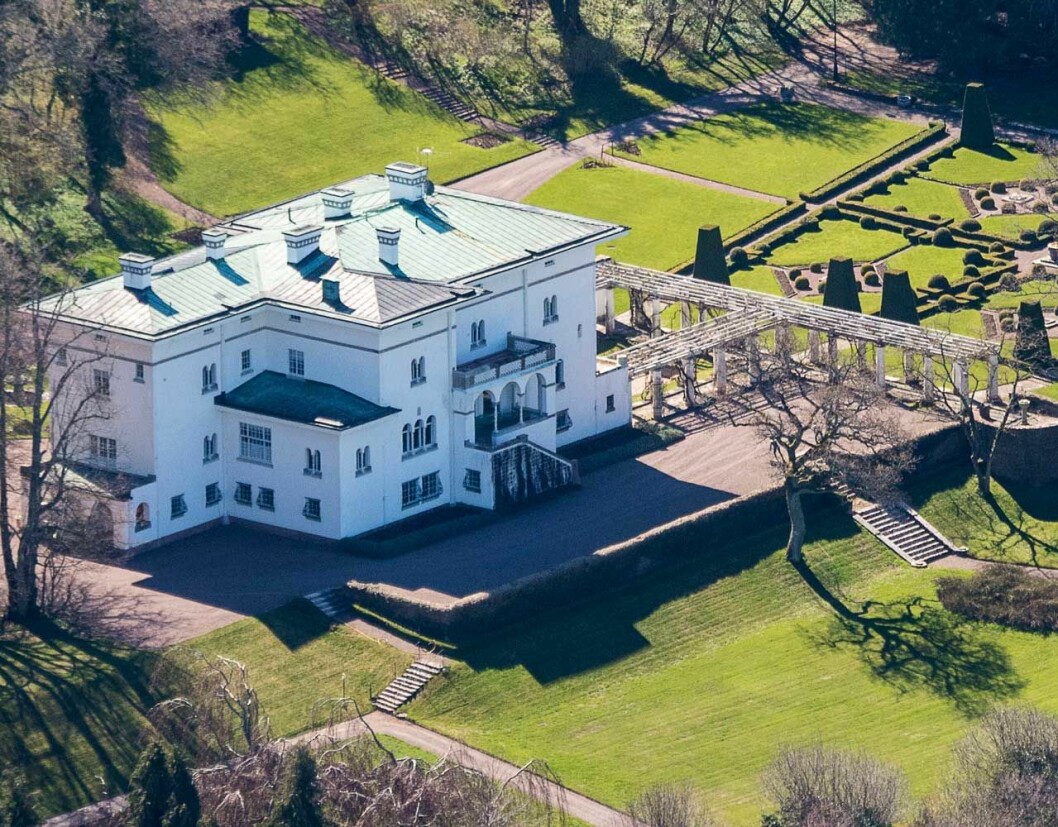 Solliden i vårsolen. Kungen längtar alltid hit. Sollidens slott på våren.