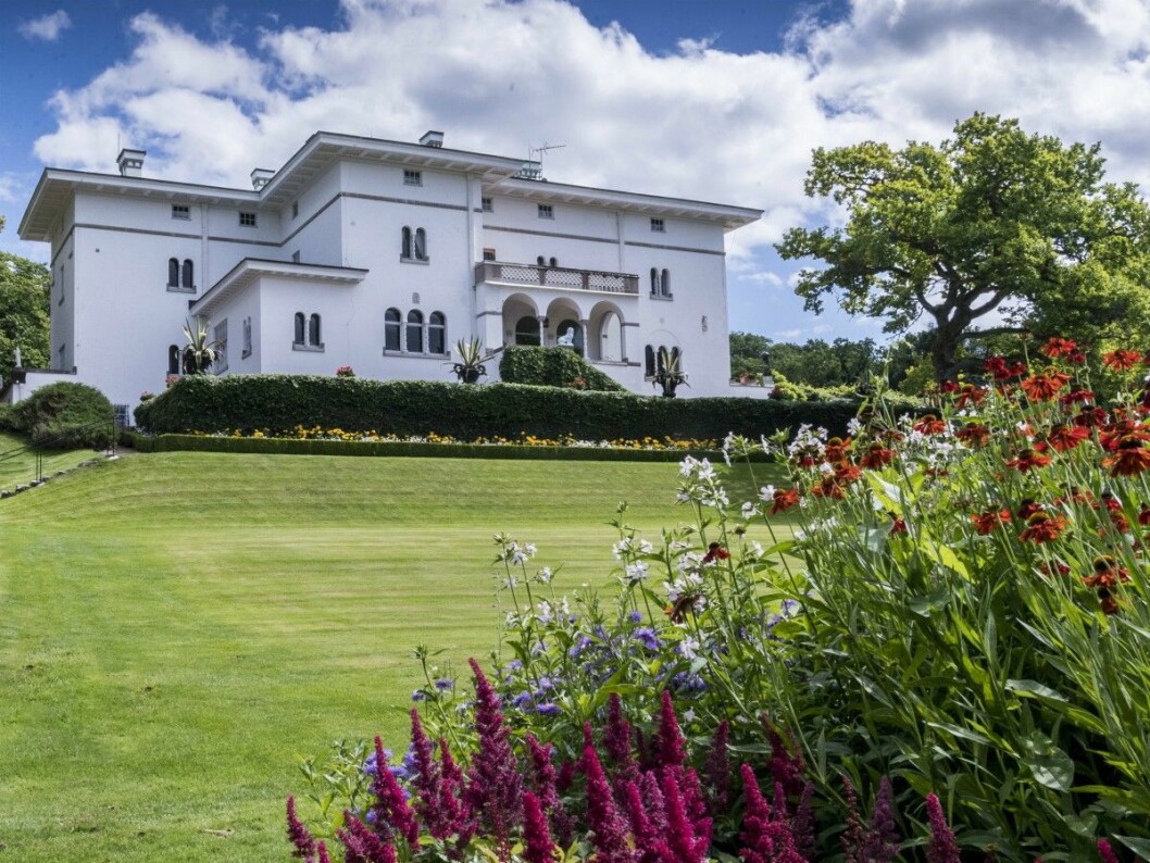 Kungafamiljens sommarslott Solliden på Öland. I förgrunden blommor.
