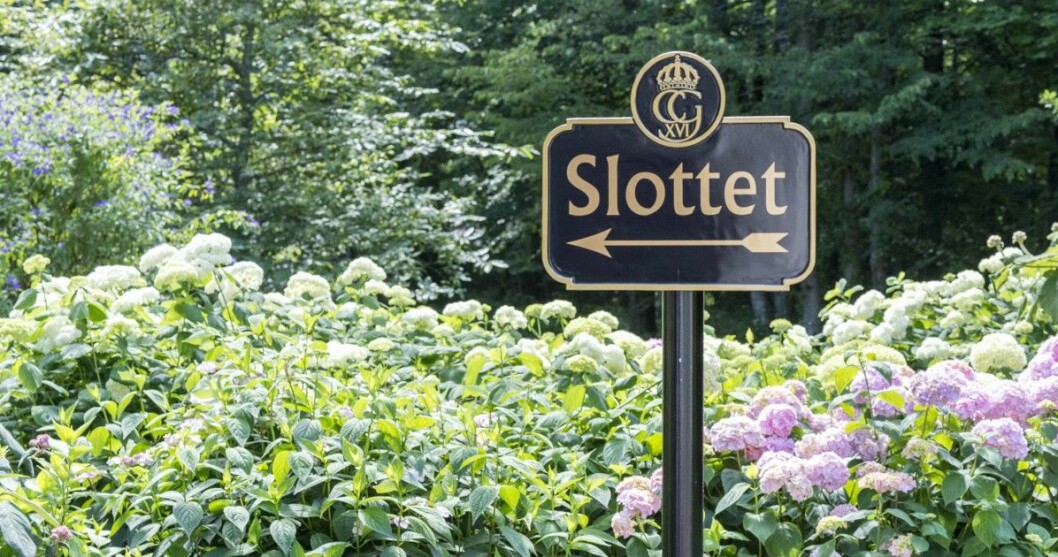 …och mellan grönskan skymtade kungafamiljens vackra vita sommarslott. En skylt på kungafamiljens sommarslott Solliden på Öland.
