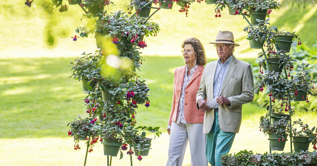 Kung Carl Gustaf och drottning Silvia på väg till invigningen av "Inglasat" i Sollidens slottspark.