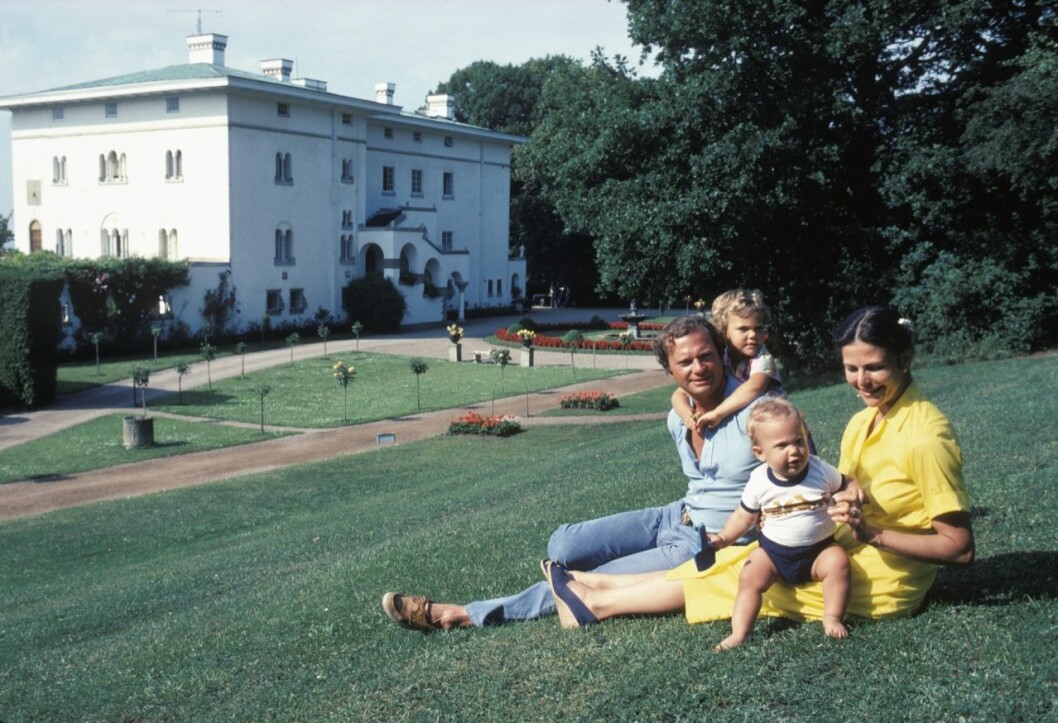 Kungen, drottningen, kronprinsessan Victoria och prins Carl Philip på Solliden 1980. Kungen, drottningen, kronprinsessan Victoria och prins Carl Philip på Solliden 1980.