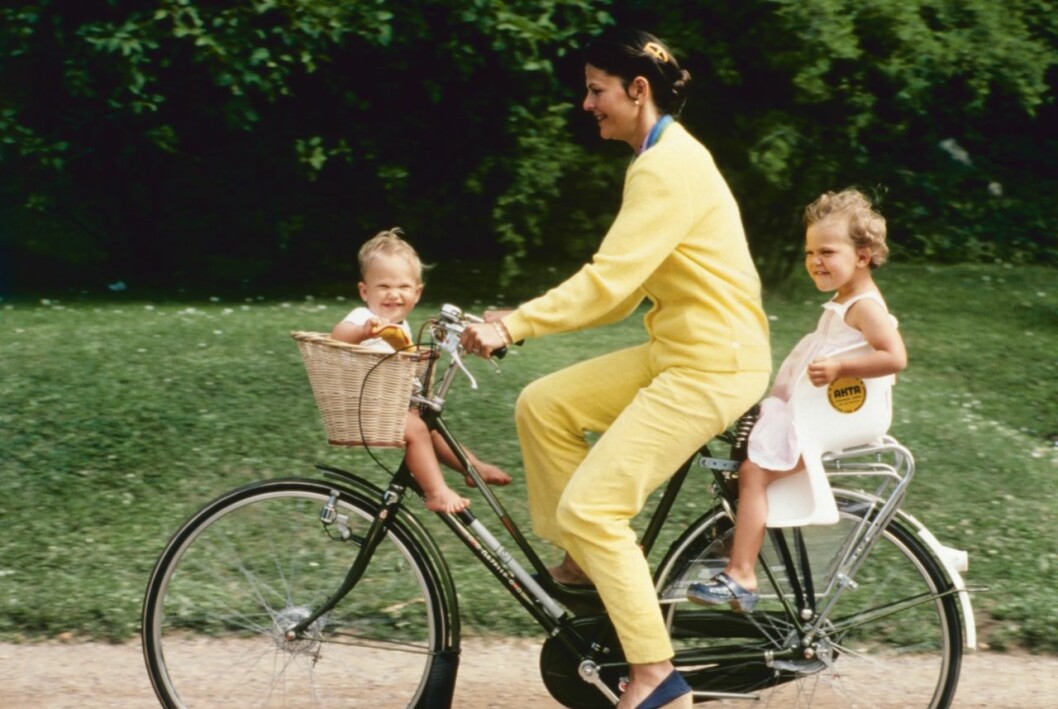 Drottningen cyklar med Victoria och Carl Philip sommaren 1980. Drottningen cyklar med Victoria och Carl Philip sommaren 1980.