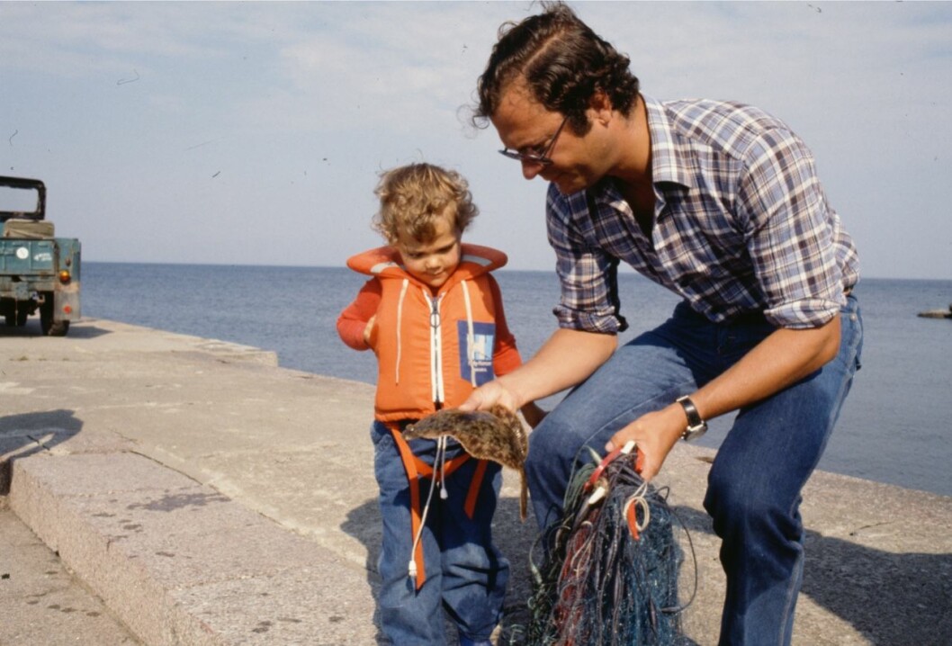 Kungen och Victoria har fått fisk i näten, 1980. Kungen och Victoria har fått fisk i näten, 1980.