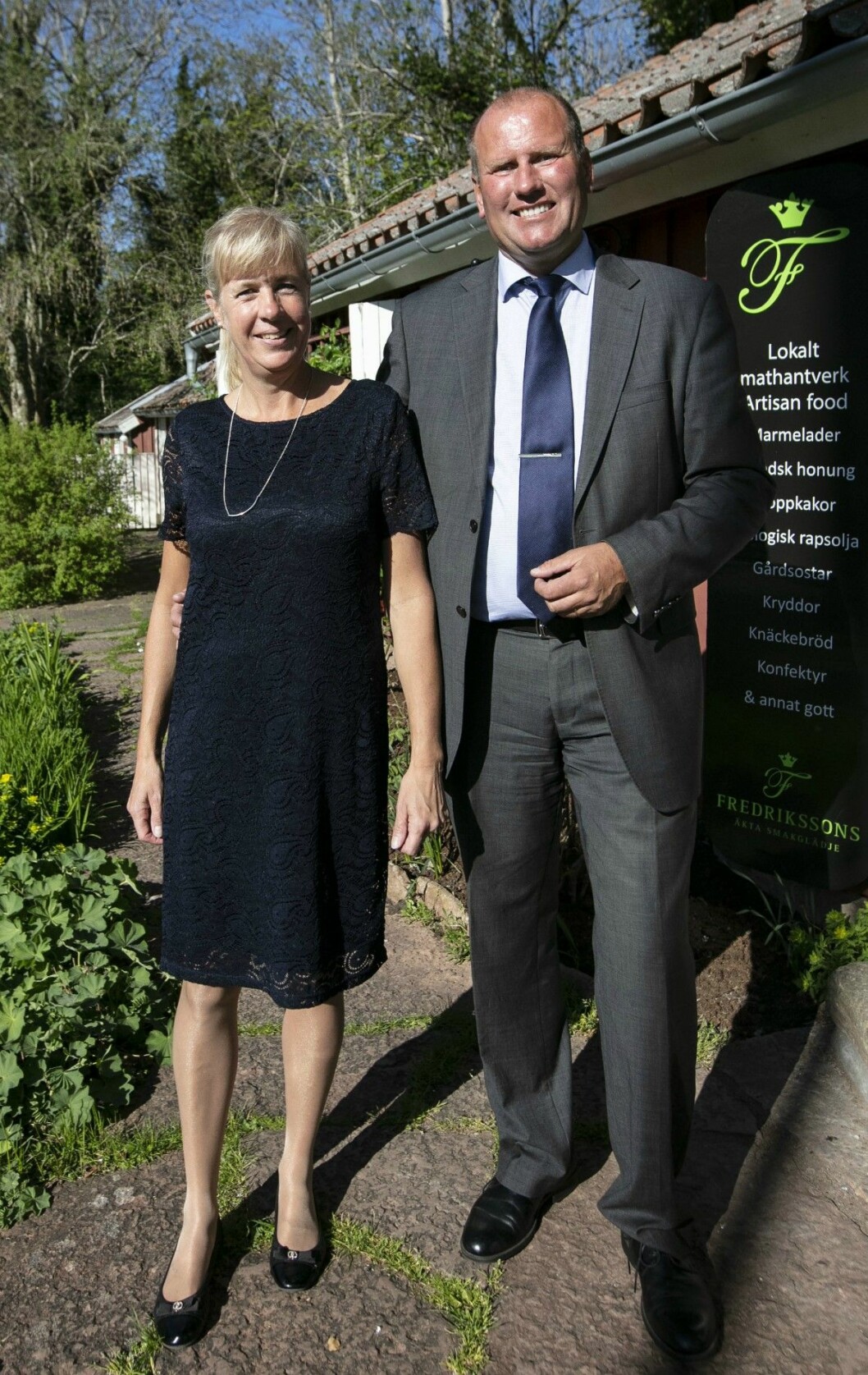 Mona och Christer Fredriksson som driver den fina delikatessbutiken i grannstugan mittemot Kaffetorpet. Mona och Christer Fredriksson som driver delikatessbutiken Smakglädje i den röda grannstugan mittemot.